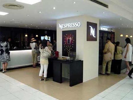 松屋銀座デパ地下に ネスプレッソブティック バーカウンターでコーヒーの試飲 写真